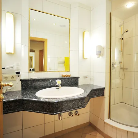 Szálloda Thermal-badhotel Kirchler Tux